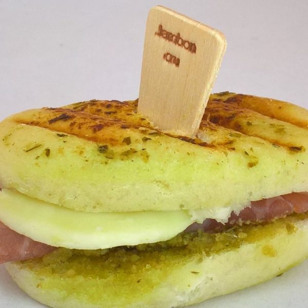 0210003968 -PANINI JAMON Y MOZZARELLA